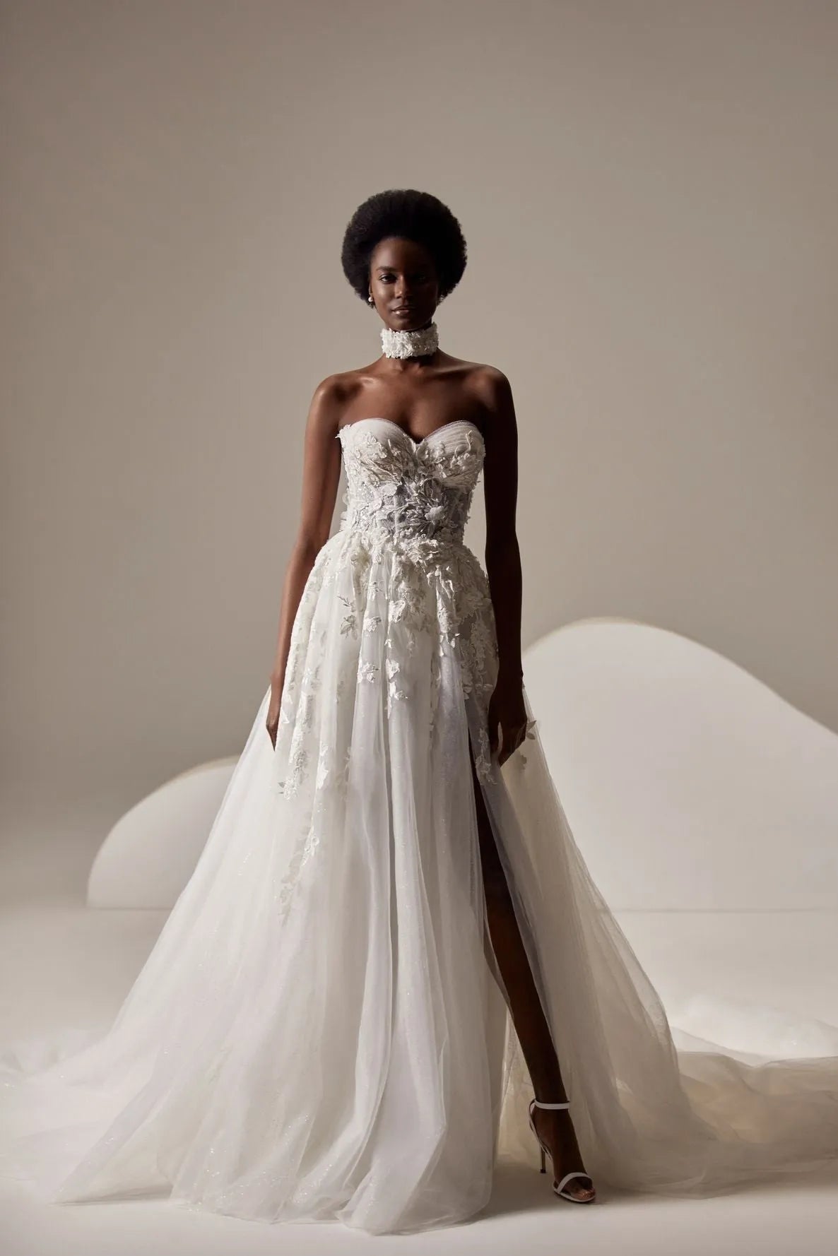 Vestidos de novia bohemios con apliques de encaje y flores 3D sin mang