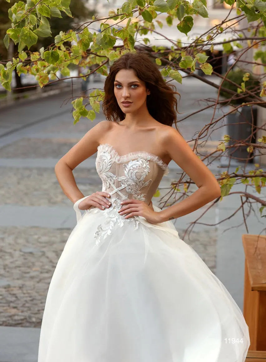 Graceful A Line Wedding Dresses Strapless Ribbon Beads Appliques Tulle Bridal Gowns Sweep Train Custom Made Vestidos De Novia