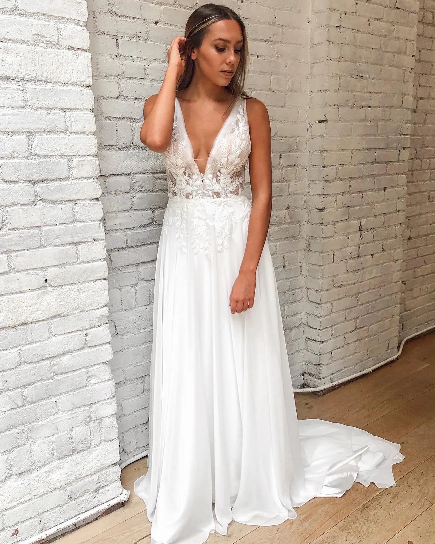 Romantic Wedding Dresses V-Neck Bride Gowns Applique A-Line Tulle Custom Made