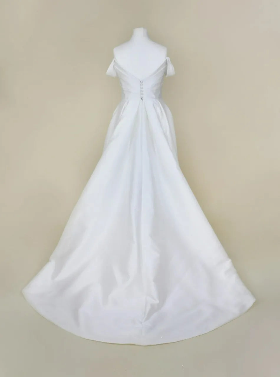 Simple Off The Shoulder Pleated Stain Wedding Dress Elegant Criss-Cross V-Neck A-Line Floor Length Backless Bridal Gown