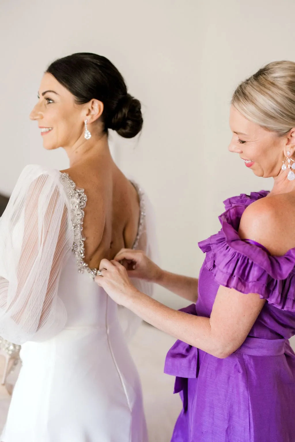 Elegant Long Puffy Sleeve High Side Silt Stain Wedding Dress Simple V-Neck Backless Sequin Floor Length Tulle Bridal Gown
