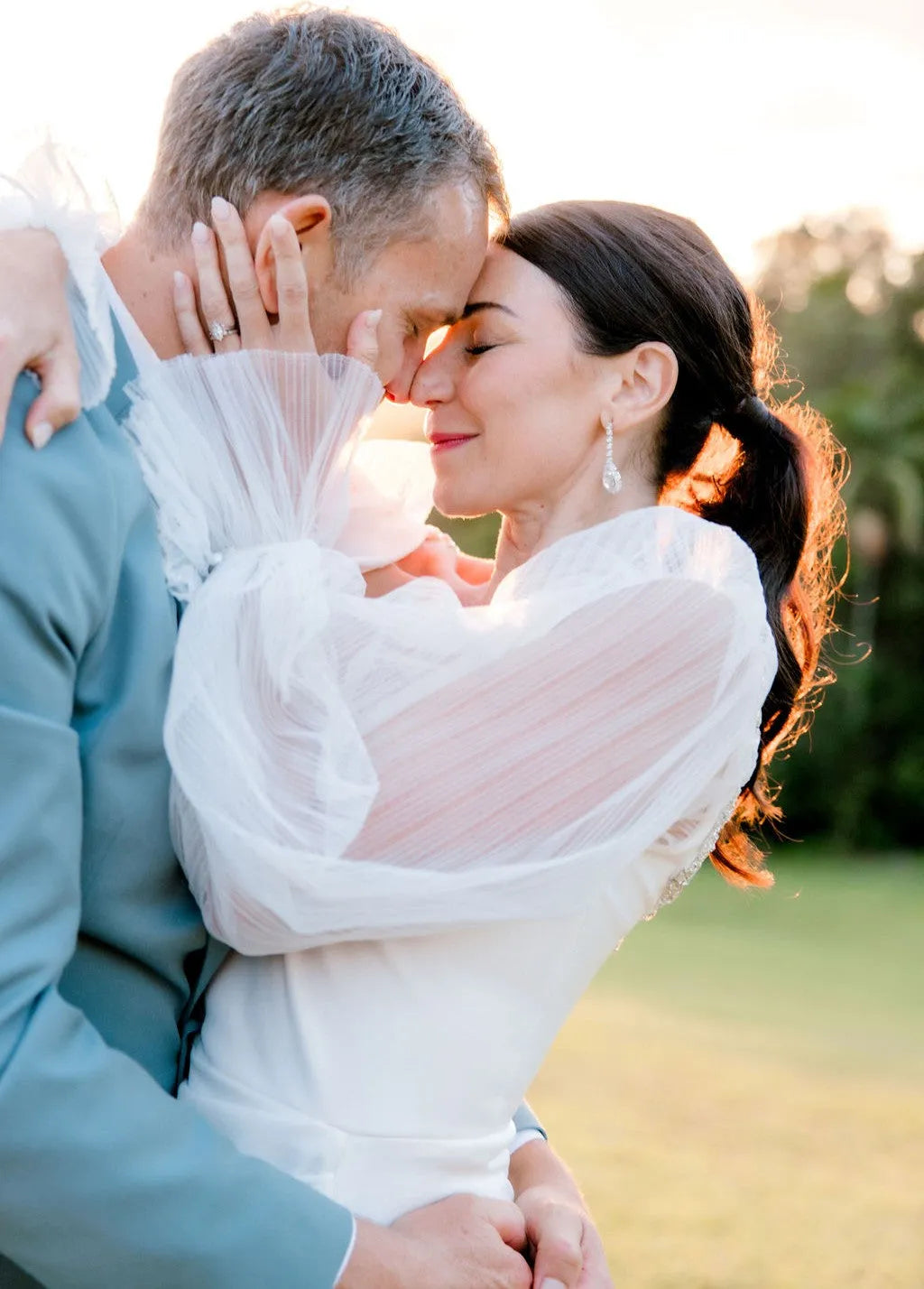 Elegant Long Puffy Sleeve High Side Silt Stain Wedding Dress Simple V-Neck Backless Sequin Floor Length Tulle Bridal Gown
