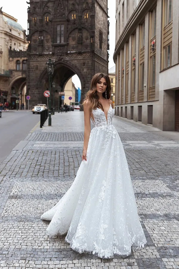 Boho White Wedding Dress A-Line V-Neck Appliques Spagetti Straps Bridal Gowns Dubai Backless Brides Dress Custom Made Floor Length