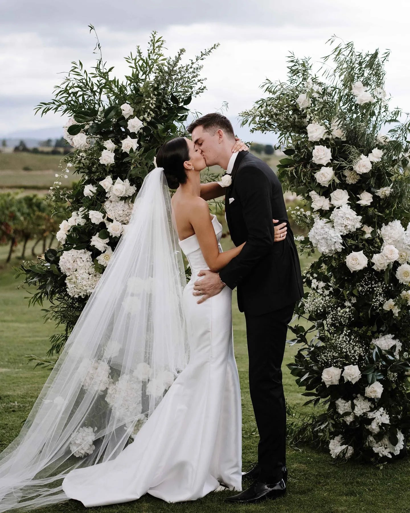 Simple Mermaid Wedding Dress Strapless Open Back Satin Pleat Sleeveless Long Bridal Gown Sweep Train Vestidos De Novia