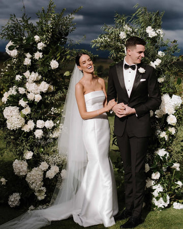 Simple Mermaid Wedding Dress Strapless Open Back Satin Pleat Sleeveless Long Bridal Gown Sweep Train Vestidos De Novia