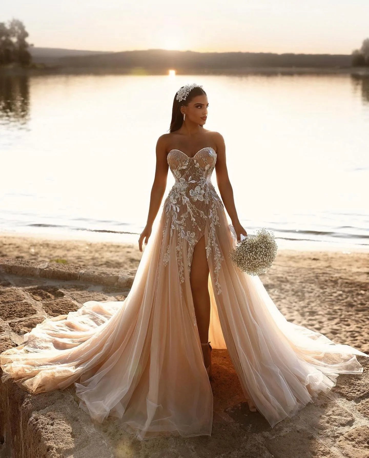 Elegante vestido de novia color champán con escote en forma de corazón