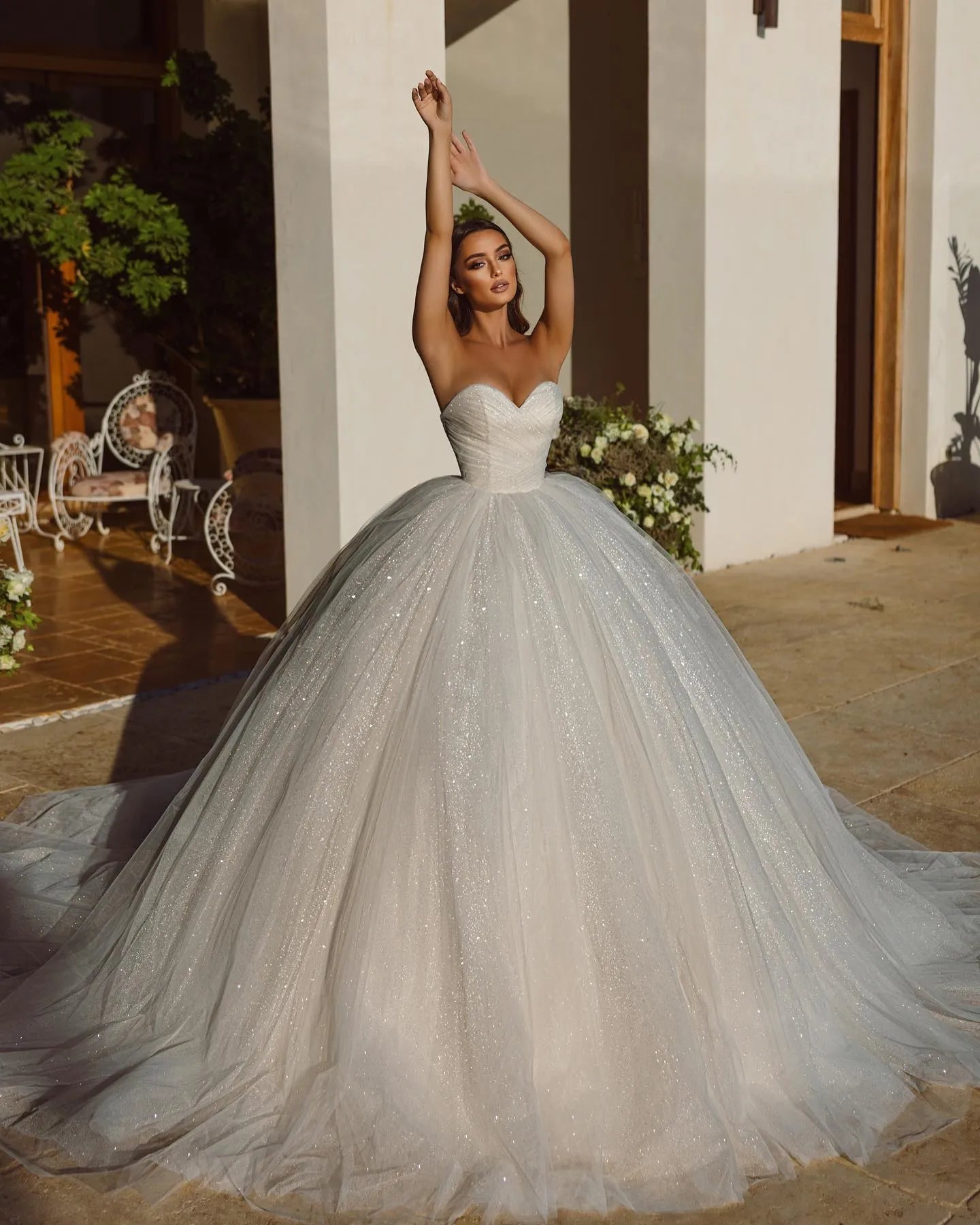 Robes de mariée élégantes de luxe à épaules dénudées et manches duvete