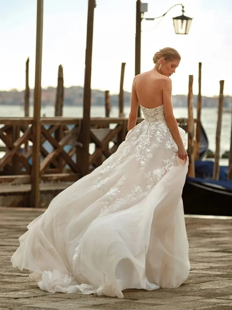 Elegant Strapless Sleeveless Bridal Gowns Classic A-Line Backless Wedding Dress Lace Appliques Button Robe De Mariée