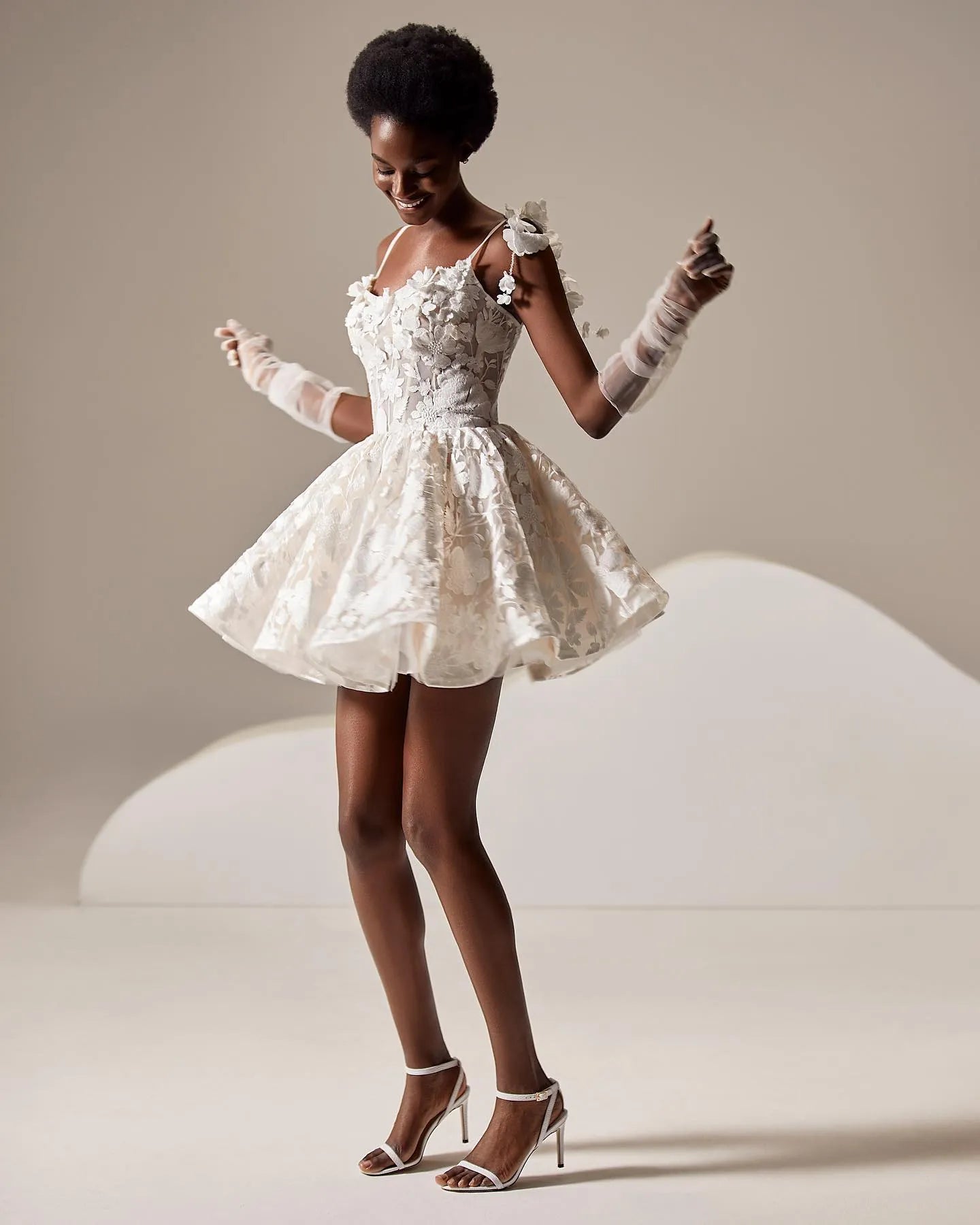 Appliques Short Wedding Dresses Spaghetti Straps 3D Flowers Robes Mariée A Line Corset Back Plus Size