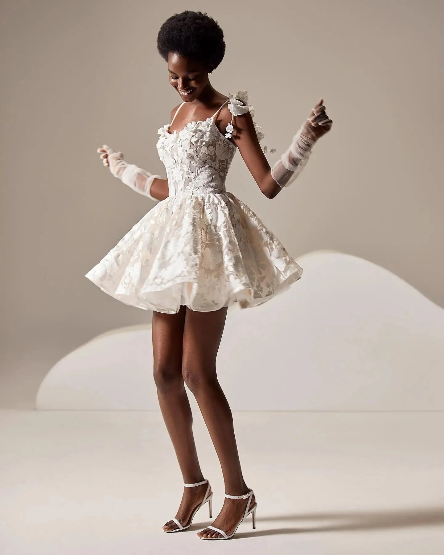 Elegant Short Wedding Dress Women Lace A-Line Spaghetti Straps Open Back Sweetheart Bridal Gown Above Knee Vestido De Noiva