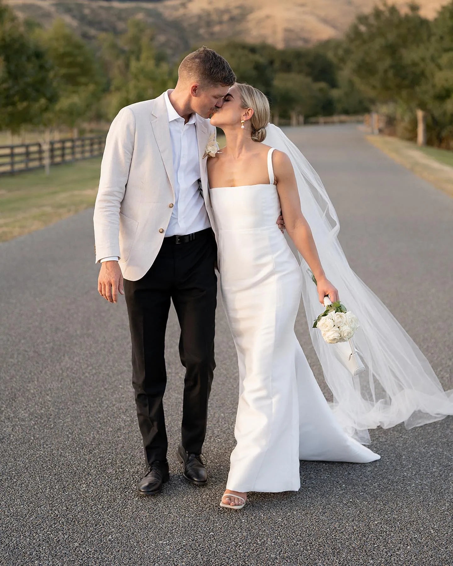 White Square Collar Meidmaid Wedding Dresses Spandex Long Bridal Gowns Sweep Train Backless Vestidos Novias Boda Ivory