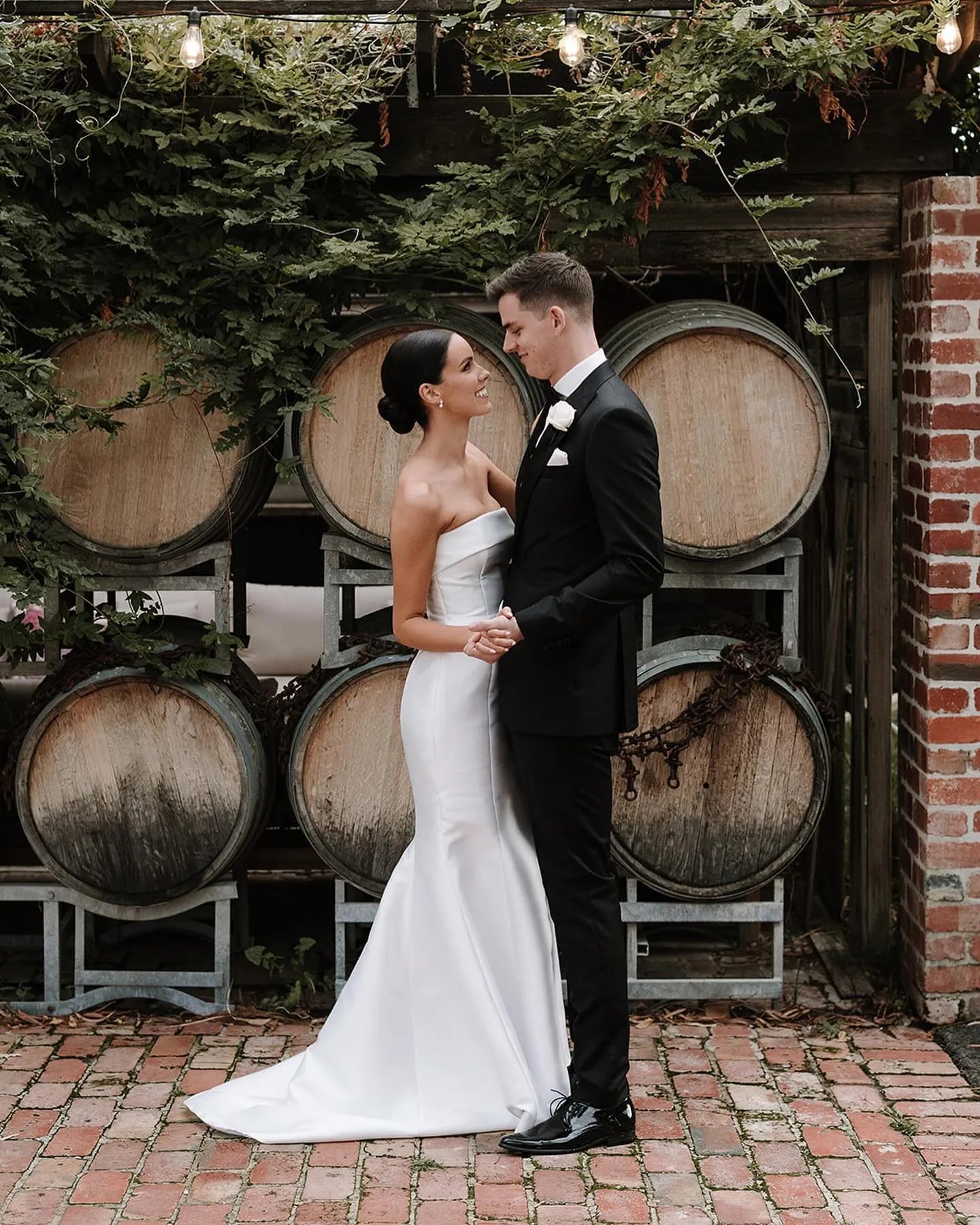 Simple Mermaid Wedding Dress Strapless Open Back Satin Pleat Sleeveless Long Bridal Gown Sweep Train Vestidos De Novia