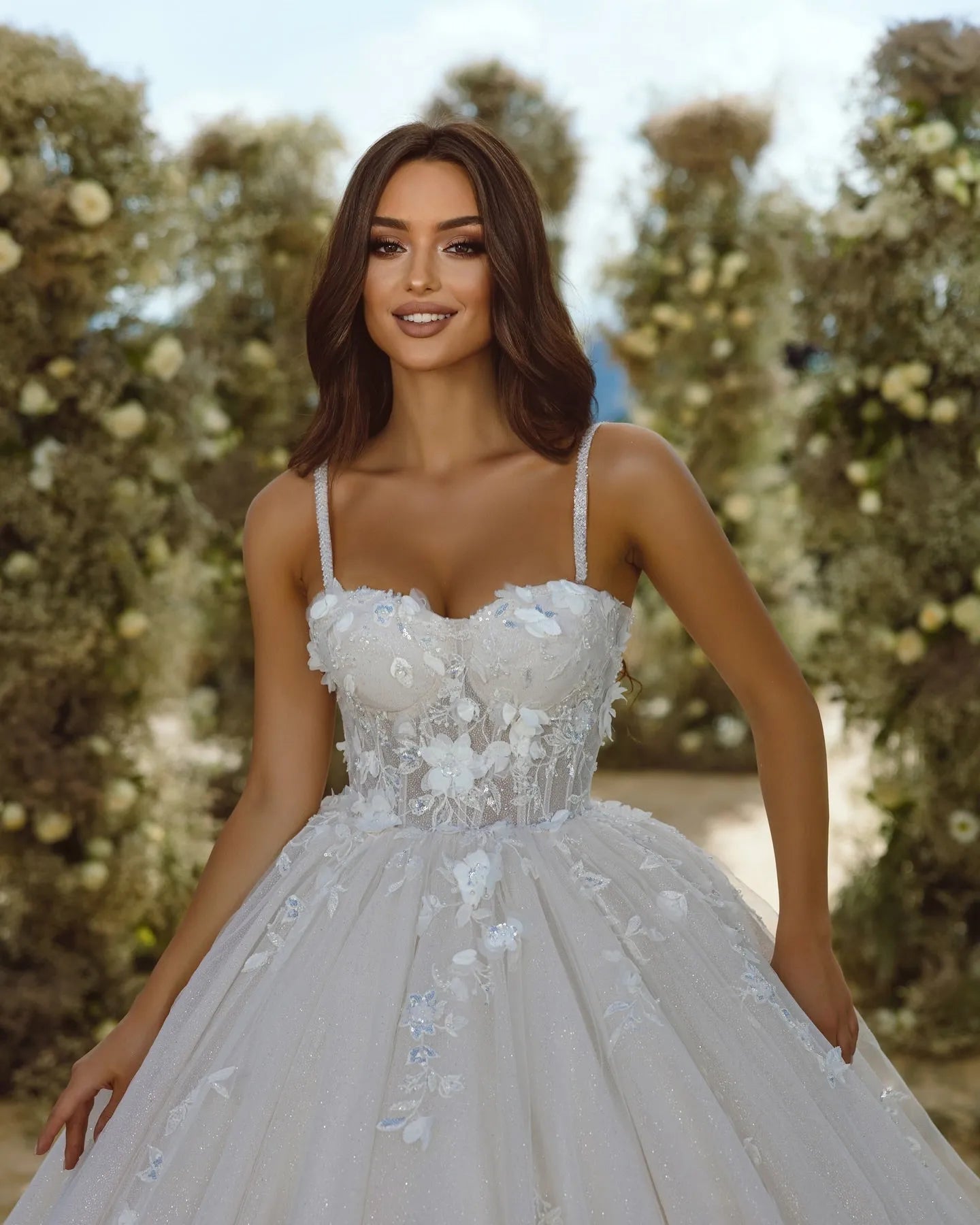 Luxury Women Wedding Dress Spaghetti Straps Flowers Lace Appliques A-Line Tulle Bridal Gown Floor-Length Princess Prom Dress