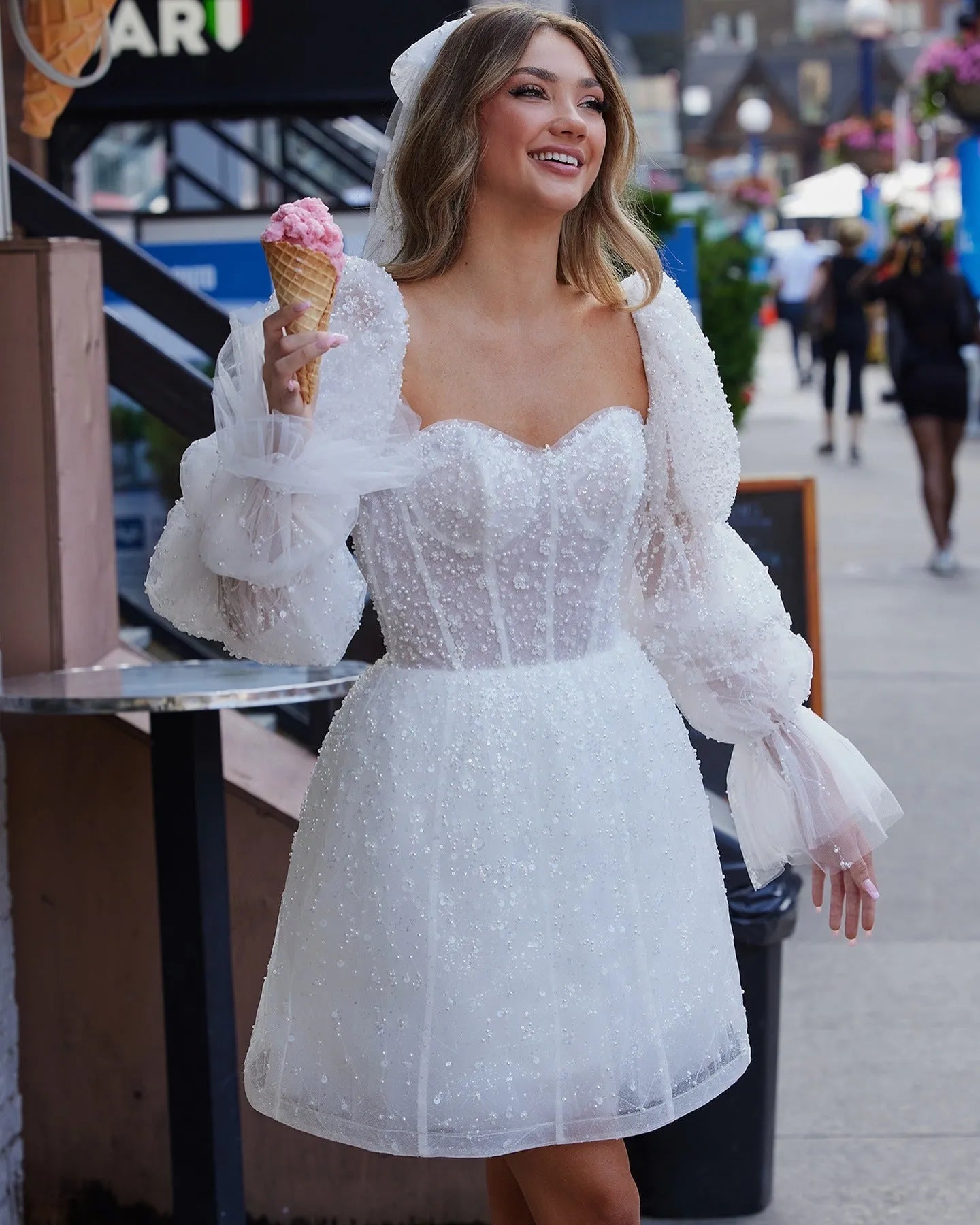 Abiti da sposa corti con fiori 3D e perle da principessa, con maniche