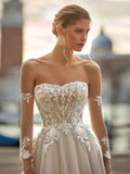 Elegant Strapless Sleeveless Bridal Gowns Classic A-Line Backless Wedding Dress Lace Appliques Button Robe De Mariée