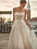 Elegant Strapless Sleeveless Bridal Gowns Classic A-Line Backless Wedding Dress Lace Appliques Button Robe De Mariée
