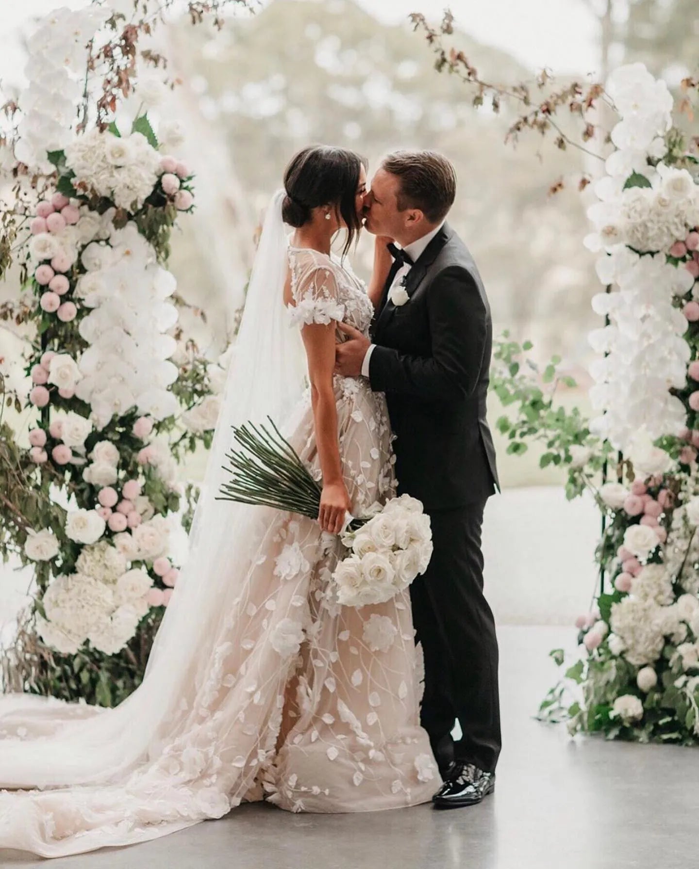 Short Sleeve Wedding Dress With 3D Flowers V Neck Lace Bridal Dresses Wedding Gowns Vestidos de novia