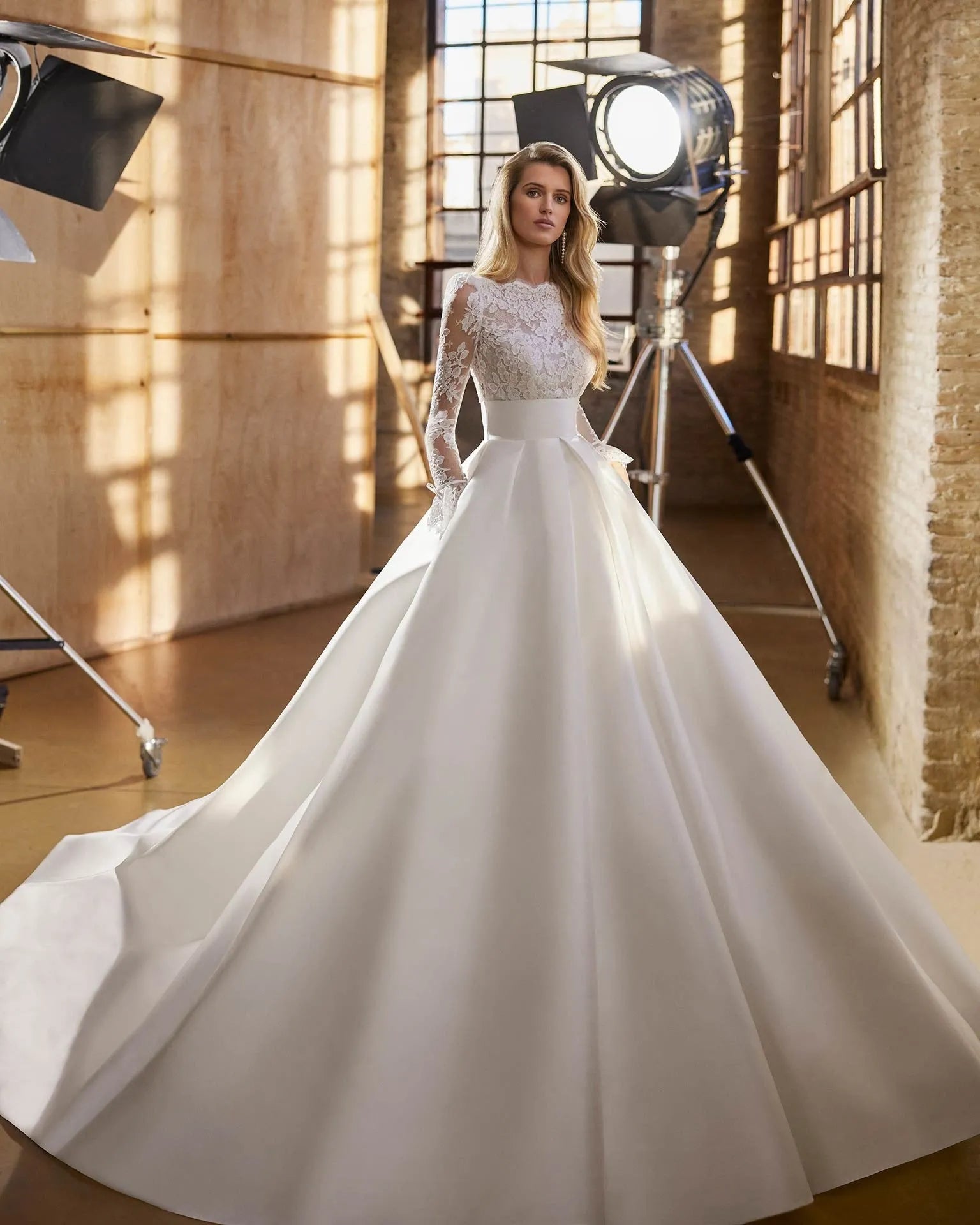 Classic Long-Ball Gown Style with Lace Vestido De Novia Modern Satin P