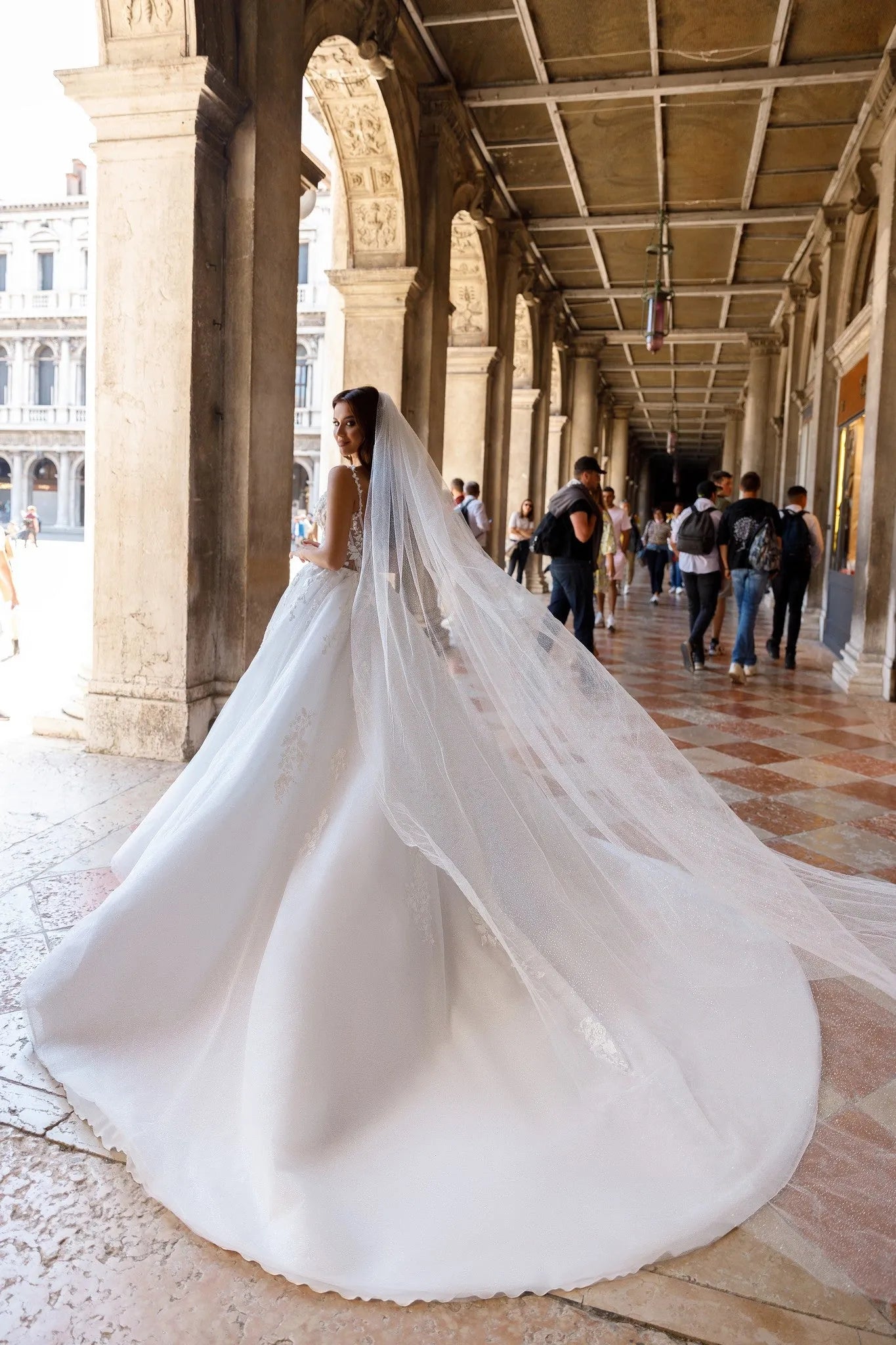 Square Neck Sexy Off Shoulder Sleeveless Fluffy Princess Style Mopping Wedding Dresses Sweetheart A-Line White Bridal Gowns