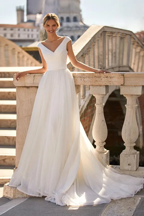 Semplice scollo a V manica corta a cappuccio plissettato in tulle line