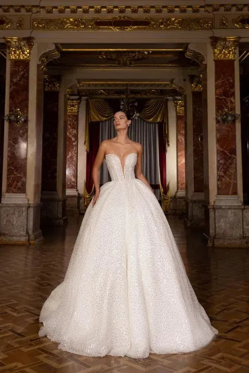 Squisito abito da sposa a sirena con design senza maniche, scollatura