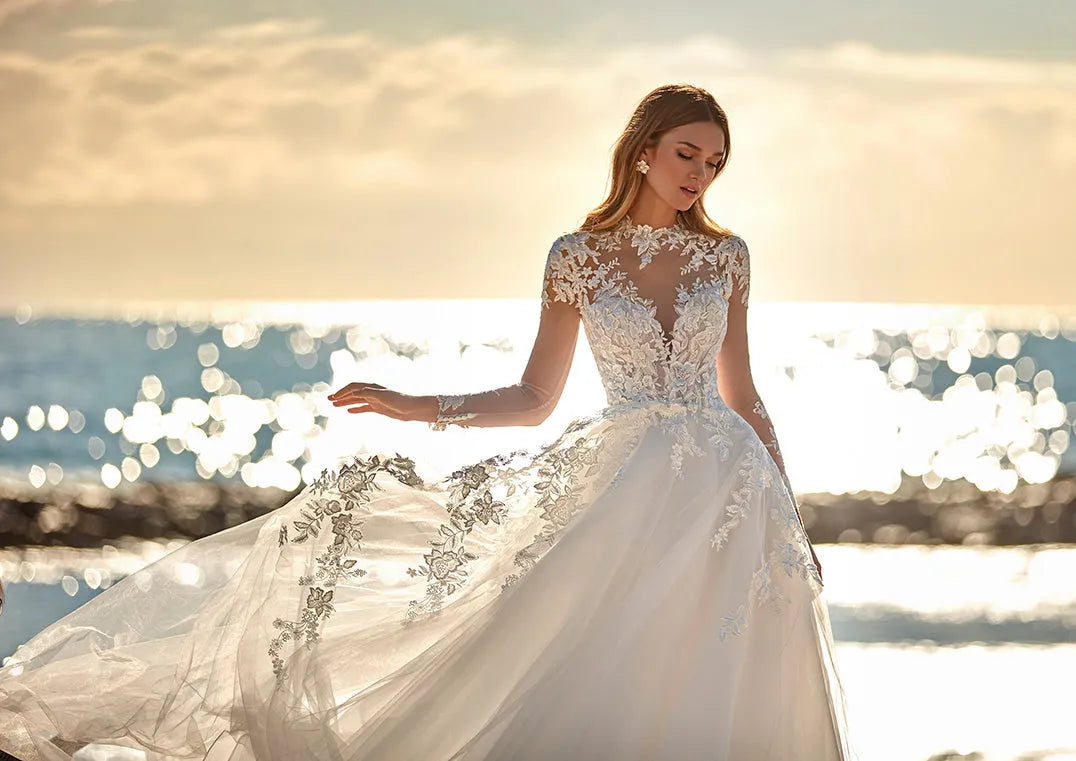 Princess High Neck Wedding Dresses Long Sleeve Lace Appliques Modern Button Bride Gowns Illusion Backless vestido de casamento