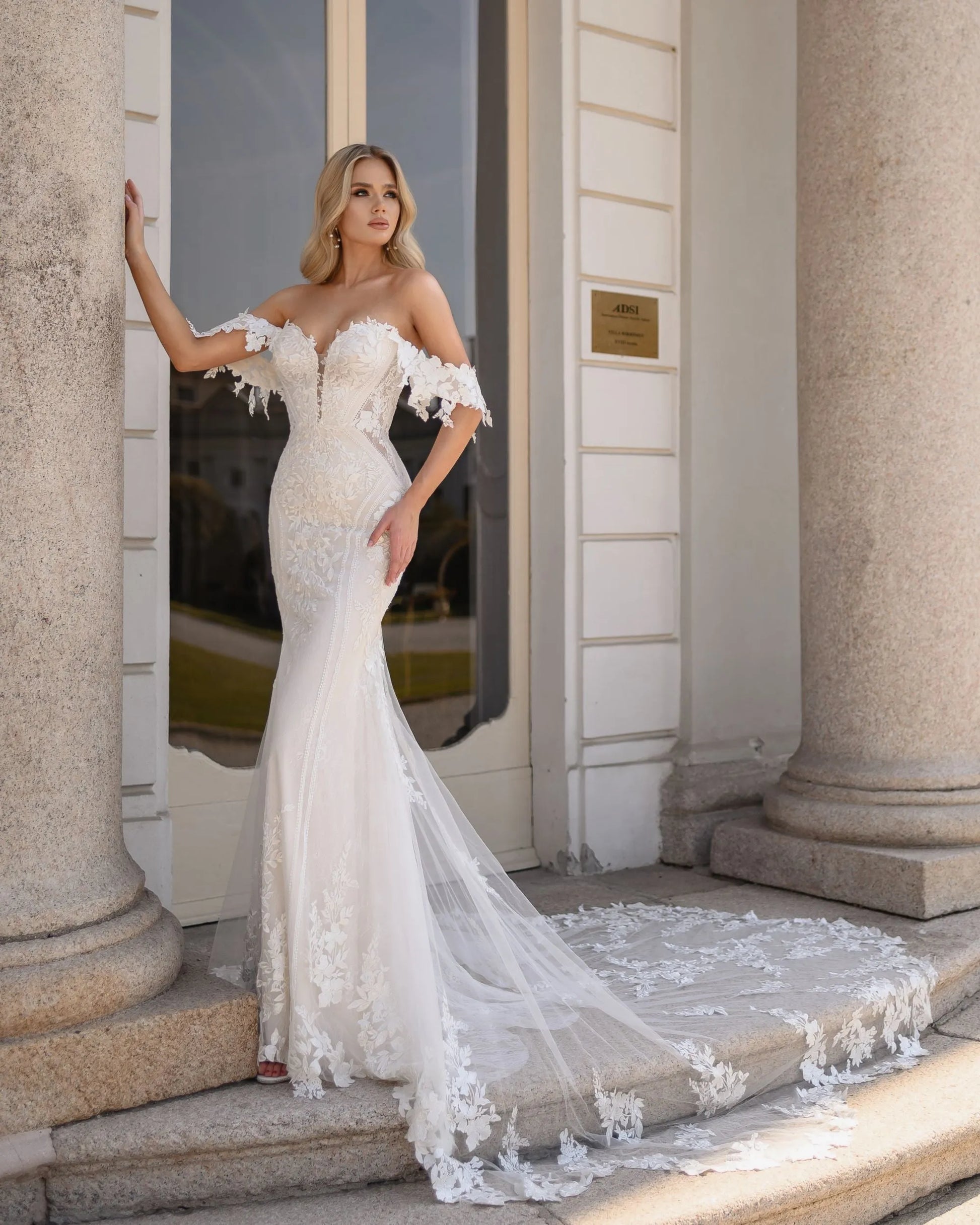 Sweetheart Mermaid Wedding Dress Off Shoulder Lace Appliques Modern Spandex Bride Gown Backless Train Robe de mariée