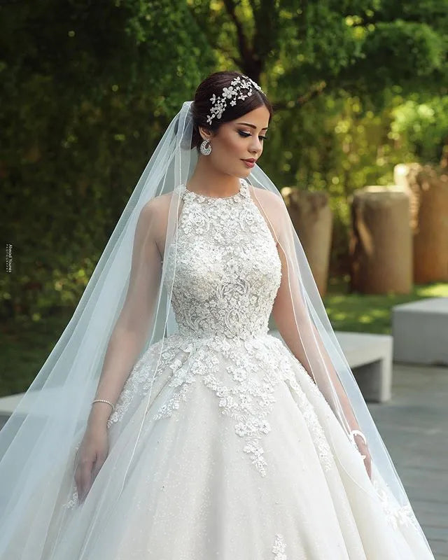 Exquisite White Tulle Ball Gown Wedding Dress Halter Neckline Lace Appliques Beaded Sleeveless Bridal Gowns Princess Puffy Sheer