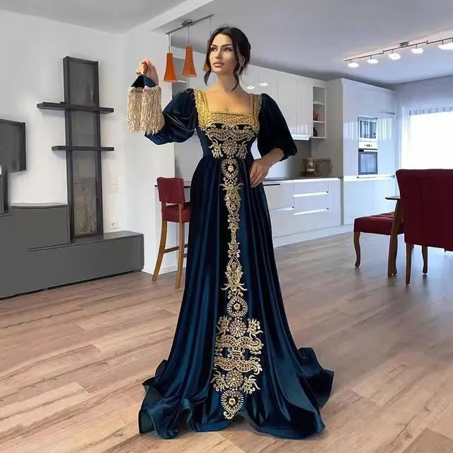 Robe de soirée élégante bleu marine en caftan sirène à col carré et ap