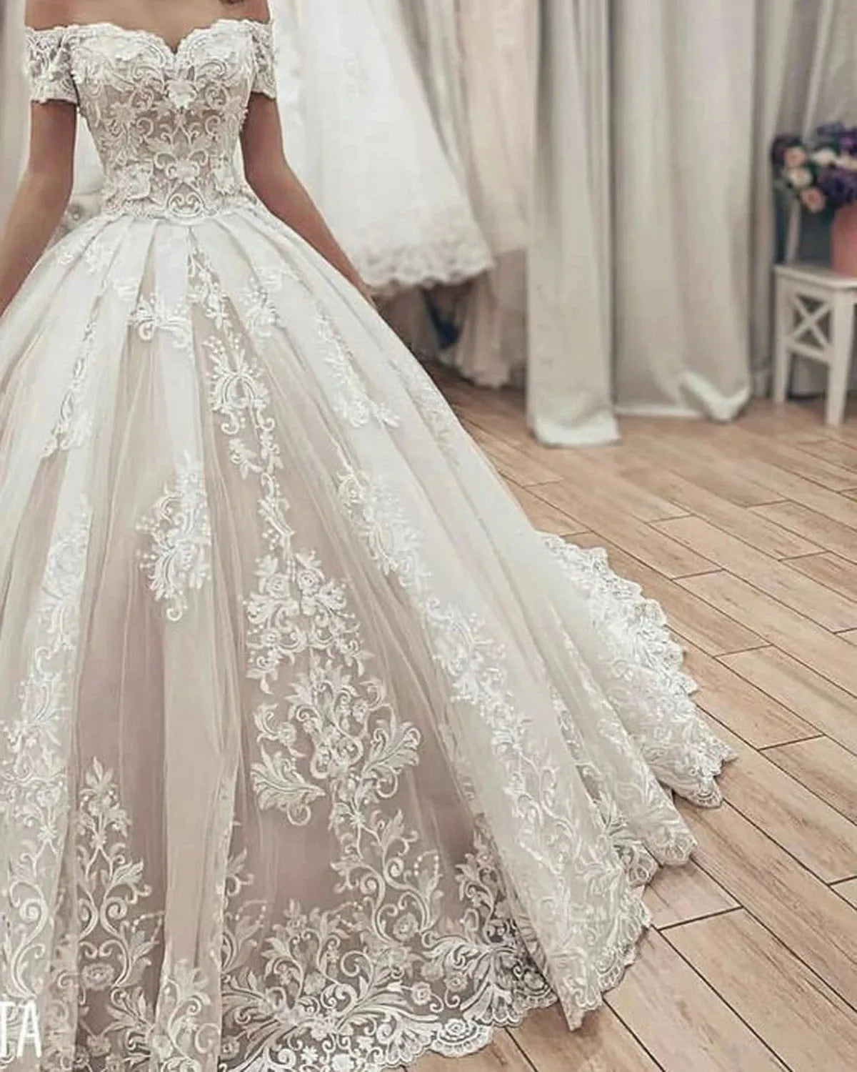 Gorgeous Lace Ball Gown Wedding Dresses Latest Sweetheart Off The Shoulder Appliques Lace Up Back Bride Wedding Gown