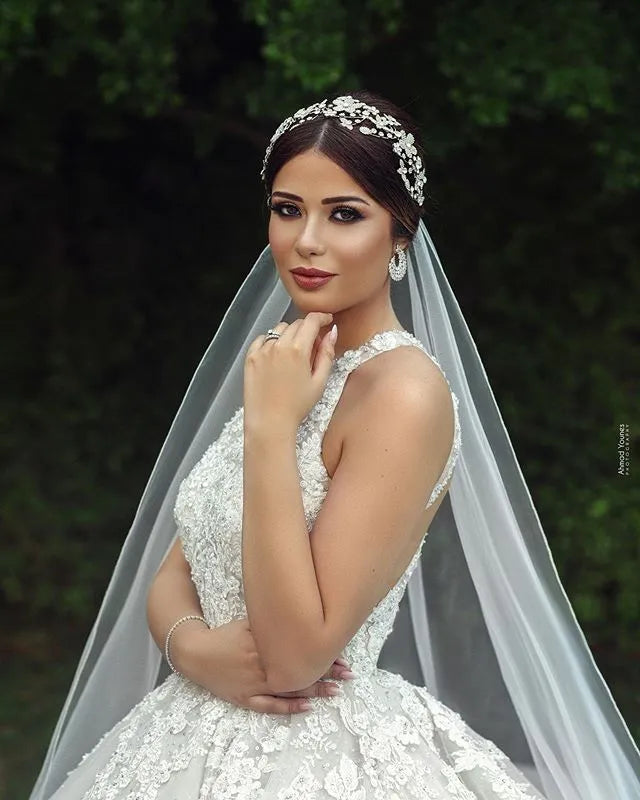 Exquisite White Tulle Ball Gown Wedding Dress Halter Neckline Lace Appliques Beaded Sleeveless Bridal Gowns Princess Puffy Sheer