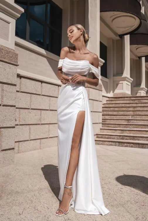 Elegante abito da sposa bianco solido con spalle scoperte, spacco late