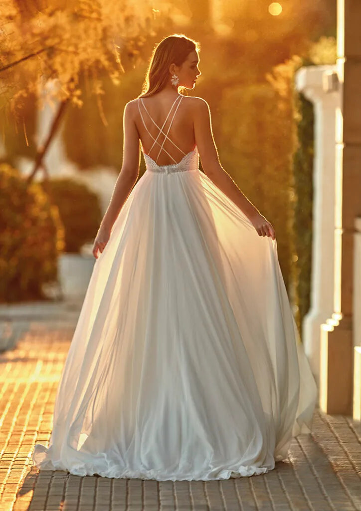 Boho Spaghetti Straps V-Neck Wedding Dress With Side Split Lace Applqiues Beach Chiffon Bride Gown Backless Criss-Cross A-Line