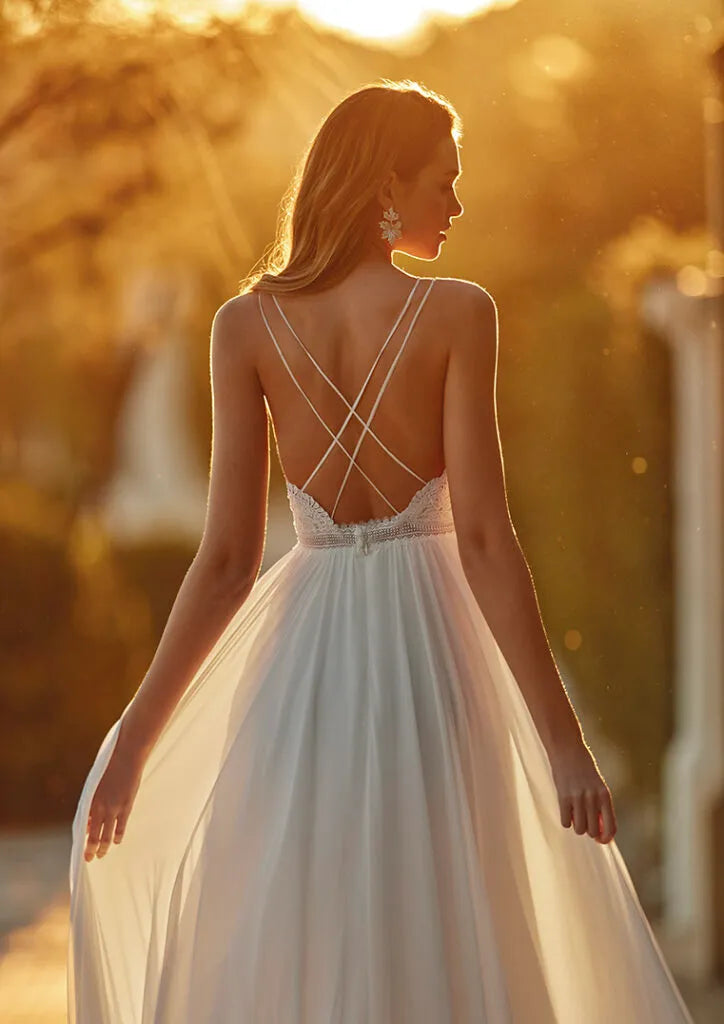 Boho Spaghetti Straps V-Neck Wedding Dress With Side Split Lace Applqiues Beach Chiffon Bride Gown Backless Criss-Cross A-Line