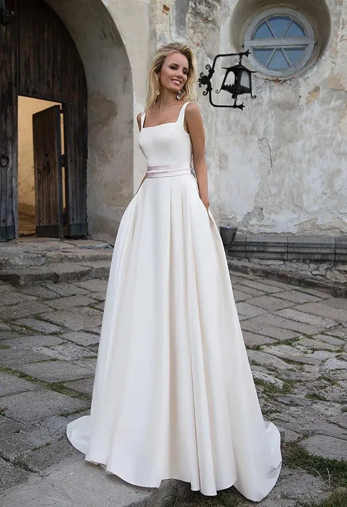 Elegante vestido de novia de corte A con tirantes finos, escote cuadra