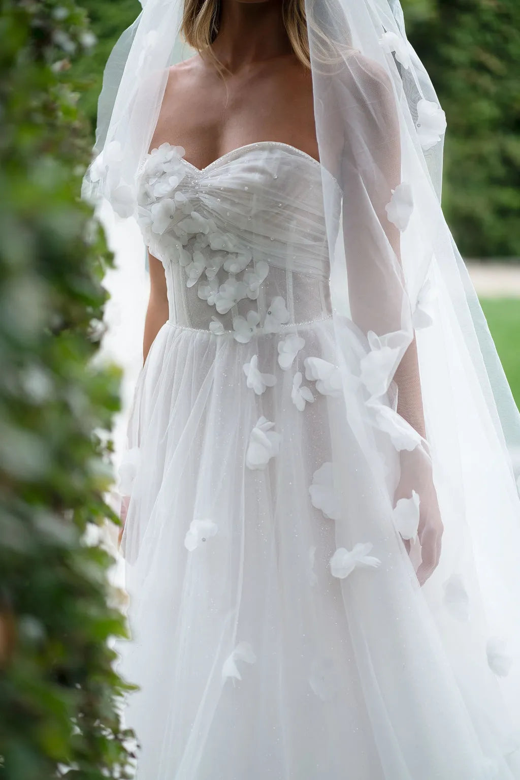 Love Elegant Lace Applique Sweetheart 3D Flowers Sequins Tulle Wedding Dress Strapless A-Line Floor Length Backless Bridal Gowns