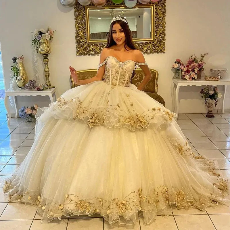 Vestidos de quinceañera con hombros descubiertos y perlas color champá