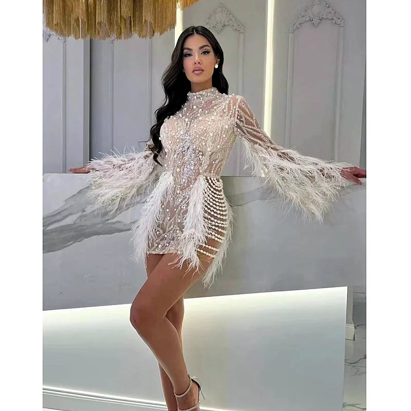 Vestido de noche blanco mini de lujo con cuentas, lentejuelas y plumas
