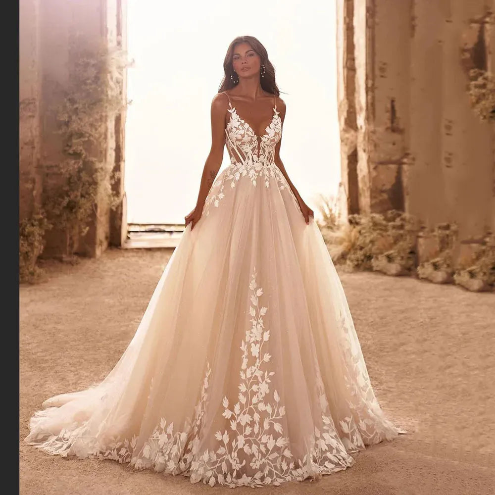 Abiti da sposa eleganti con scollo a V, schiena nuda, applicazioni flo