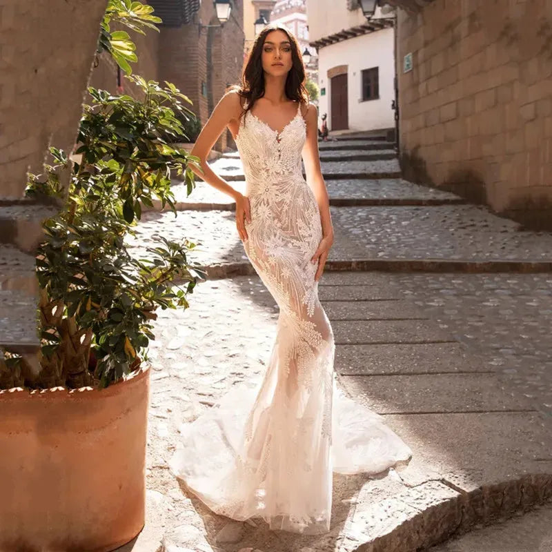 Luxury Lace Appliques Wedding Dresses For Woman Sexy Illusion V-Neck Spaghetti Straple Vintage Backless Button Bride Gown Dress Ivory