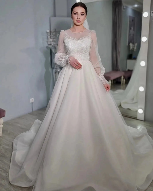 Gorgeous Satin Wedding Dresses Exquisite Lace Applique Sweetheart Fluffy Long Sleeves Princess Style Mopping Bridal Gowns Champagne