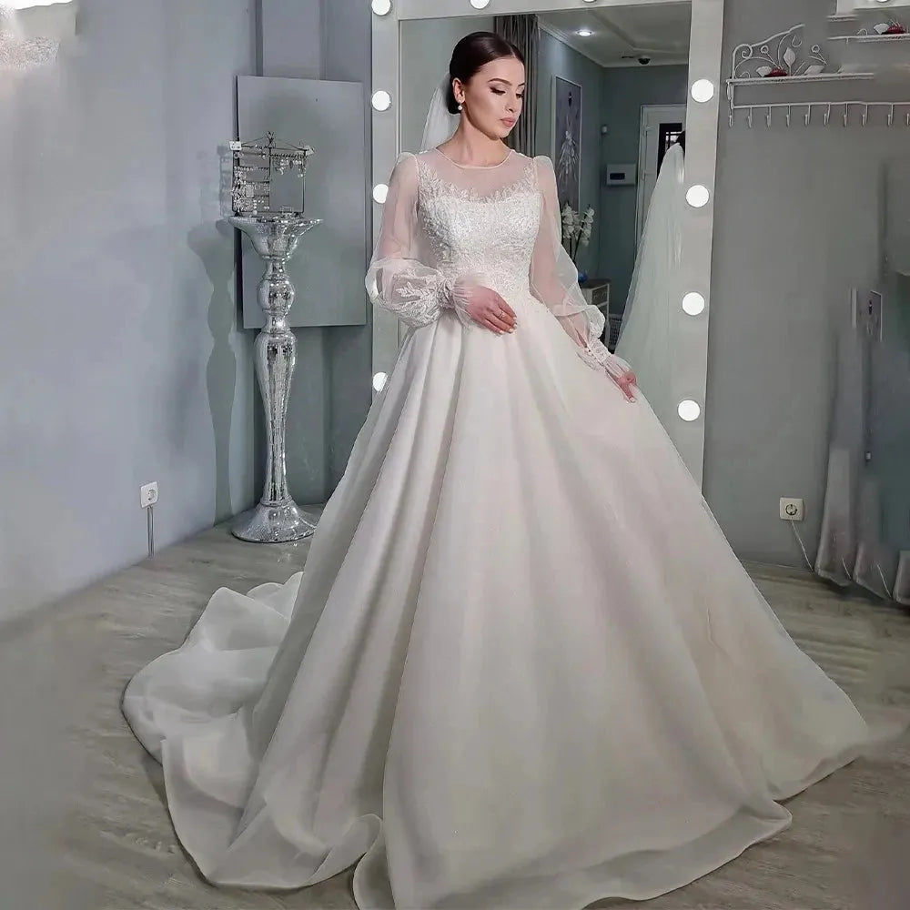 Gorgeous Satin Wedding Dresses Exquisite Lace Applique Sweetheart Fluffy Long Sleeves Princess Style Mopping Bridal Gowns