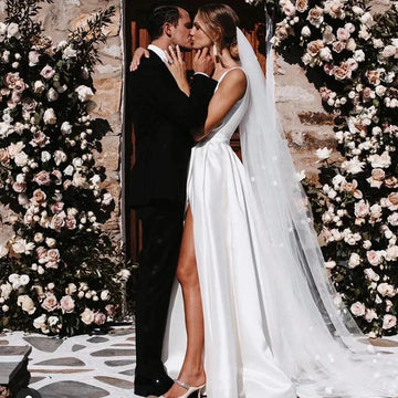 Sexy Deep V-Neck Wedding Dresses A-Line Split Satin Sleeveless Modern Belt Bride Gowns Pleats Zipper Vestido De Noiva Ivory