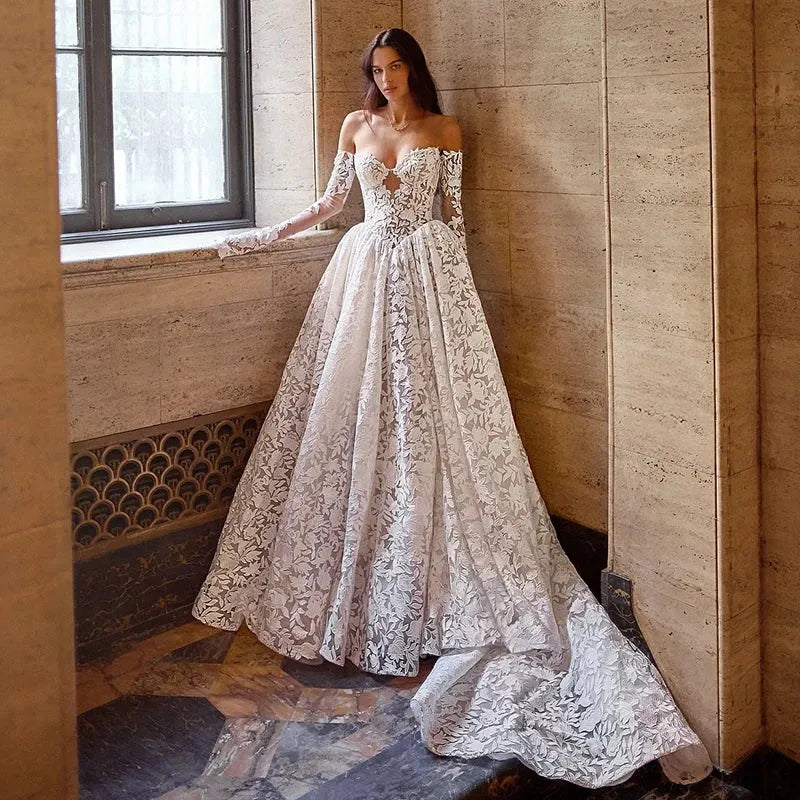 Abiti da sposa bianchi a trapezio con scollo a cuore e maniche lunghe,