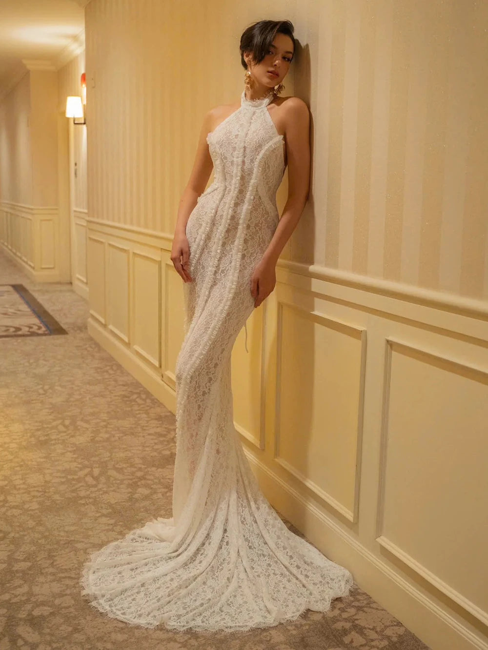 Elegante vestido largo ajustado de encaje blanco para mujer, con cuell