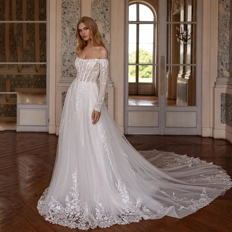 Eleganti abiti da sposa a trapezio con spalle scoperte e maniche lungh