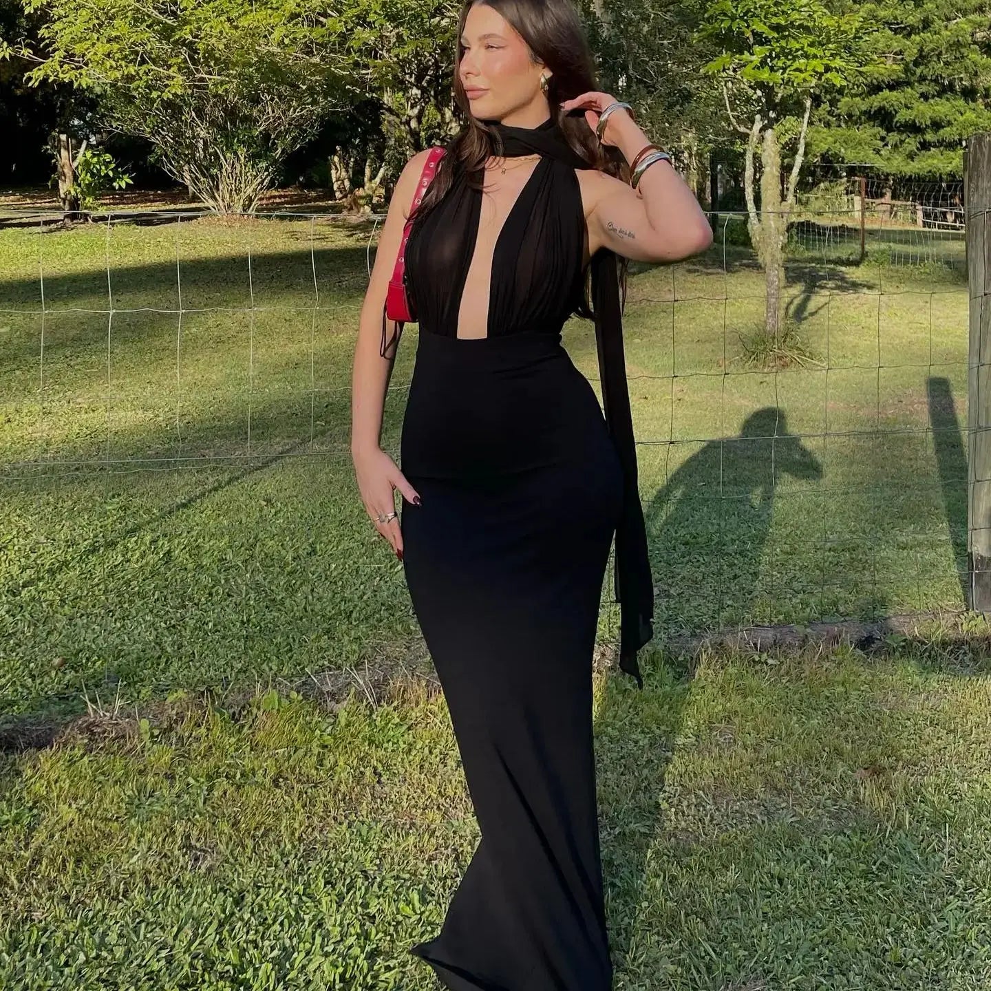 Vestido largo negro mini hasta los tobillos con escote en V y sin mang