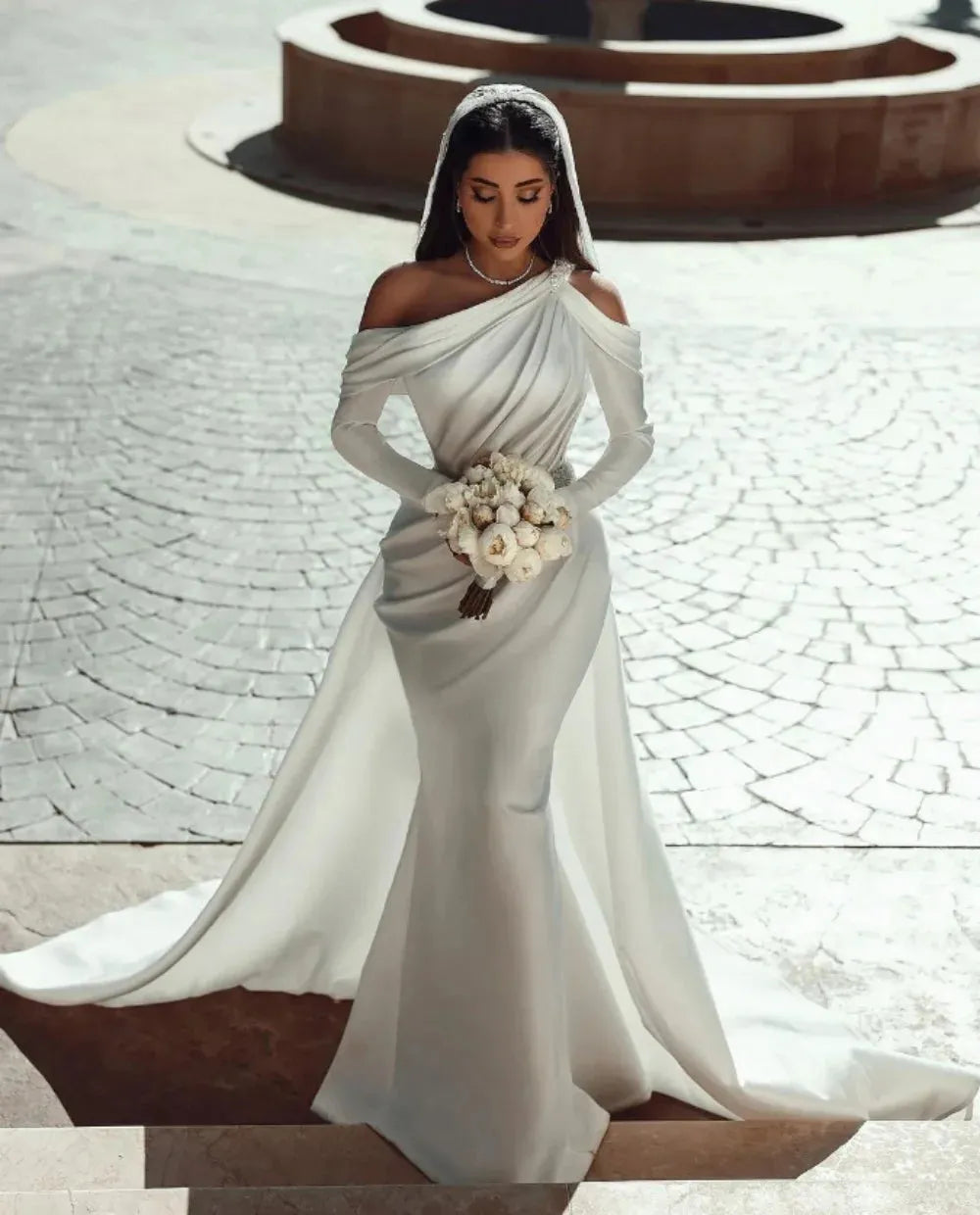 Vestido de novia con cinturón de lentejuelas brillantes, hombros descubiertos, mangas largas, satén, sirena, pliegues, largo hasta el suelo, vestidos