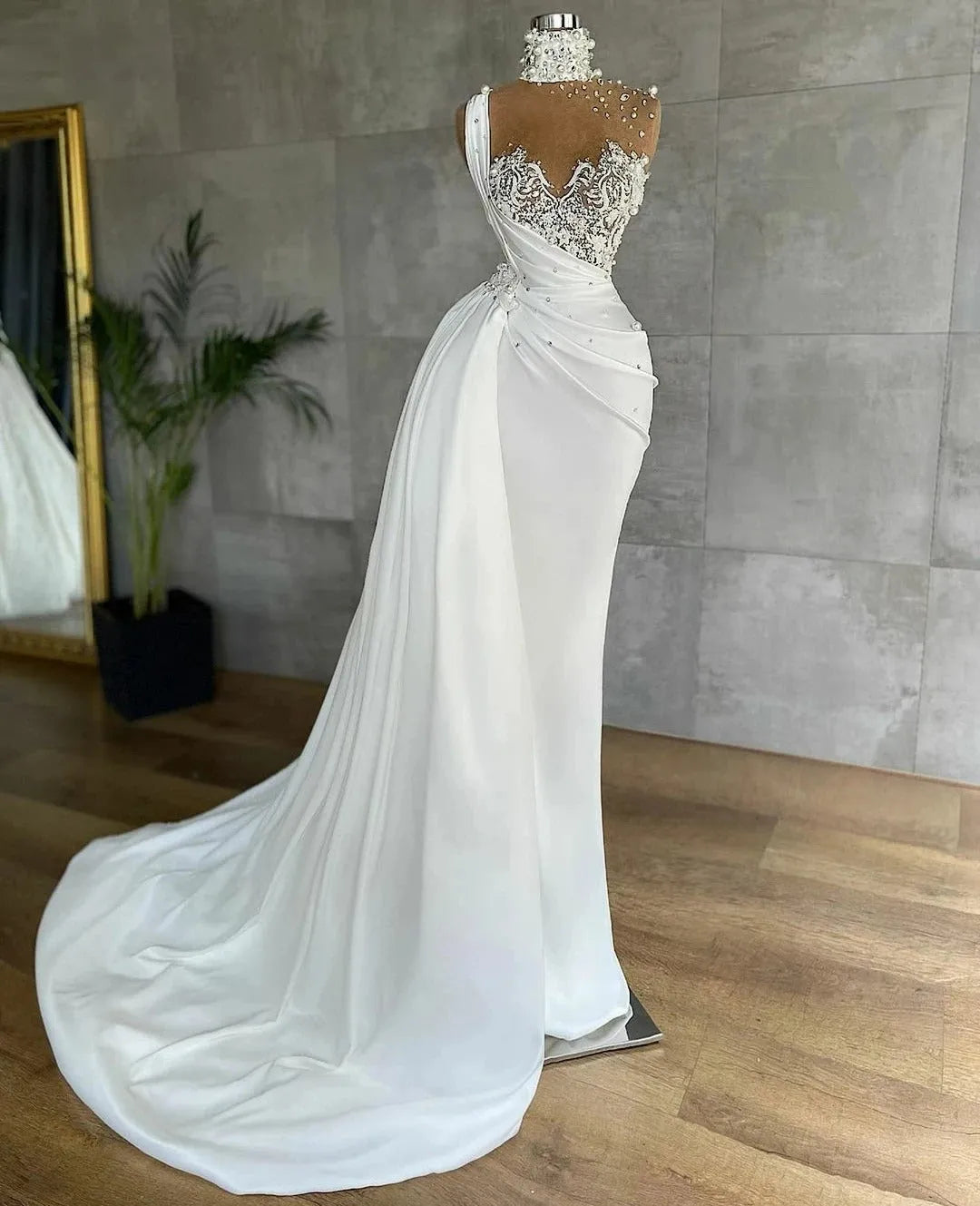 Vestido de novia de satén de cuello alto de lujo con perlas de cristal