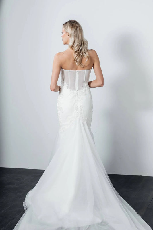 Elegant and Timeless Mermaid Wedding Gown with a Flattering Silhouette, Perfect for a Stunning and Unforgettable Bridal Look